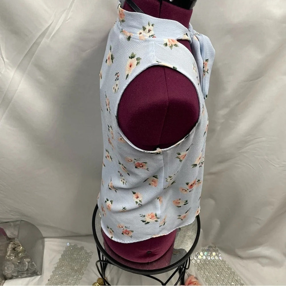 E&M Collection Women blue floral Sleeveless Blouse - Picture 5 of 9